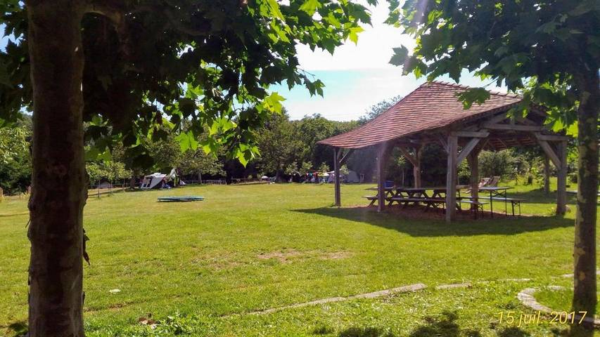 Location de vacances pour 5 personnes, avec vue ainsi que piscine et jardin, animaux acceptés à Ladignac-le-Long - 2