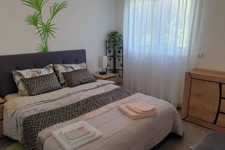 Vacation rental with pool Orgon in Plan-d'Orgon, Arles und Umgebung