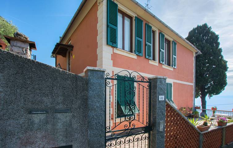 Cozy 2-Bedroom Apartment with Terrace, Near Beach & Amenities in Camogli, Riviera di Levante