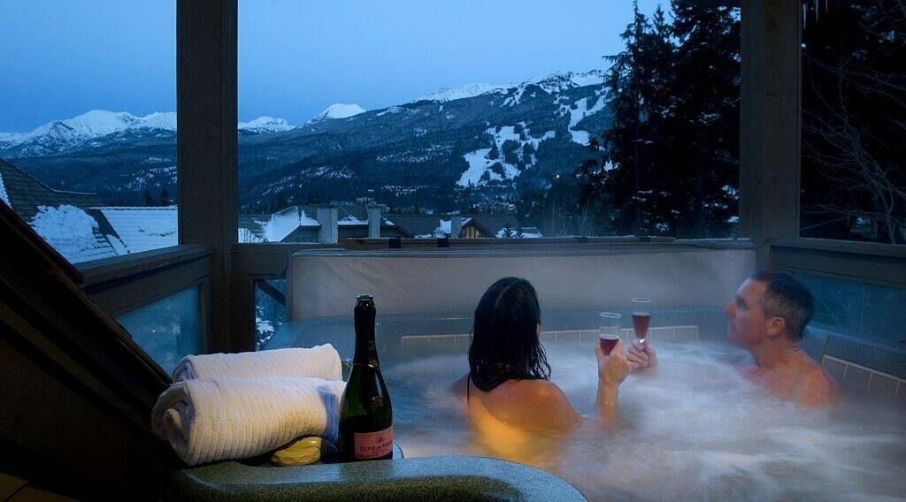 Whistler Elegance - Designer's Luxury 4 Br Home - Whirlpool mit spektakulärer Aussicht in Whistler, Whistler Blackcomb