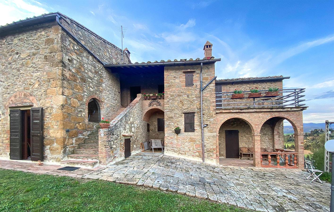 Geheel vakantieappartement, Tuinzicht appartement met parkeerplaats, AC & internet in Volterra, Provincie Pisa