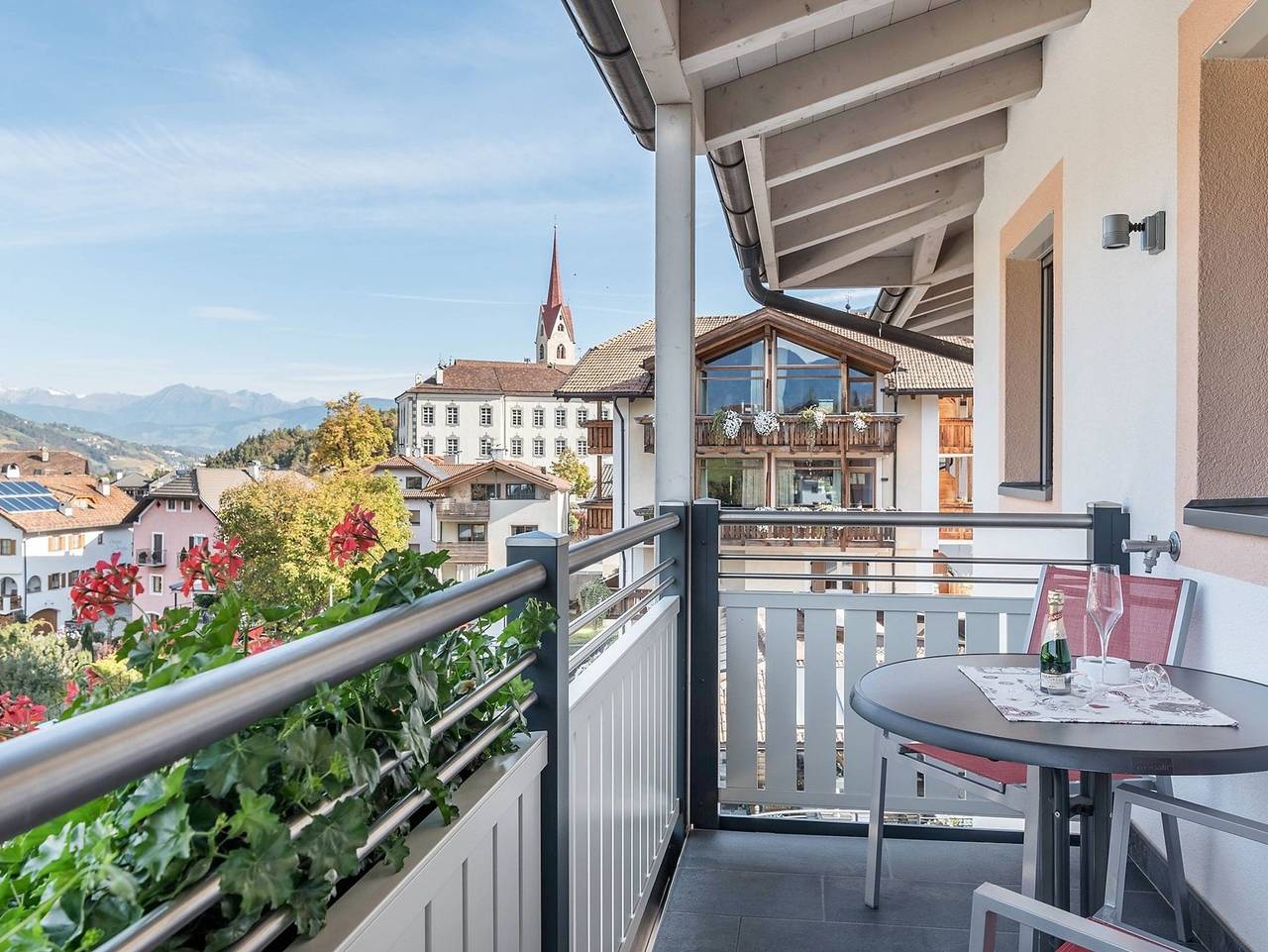 Ganze Ferienwohnung, Apartments Marialisa - Apartment ideal für Paare im obersten Stockwerk mit Bergblick und Whirlpool in Gufidaun, Klausen