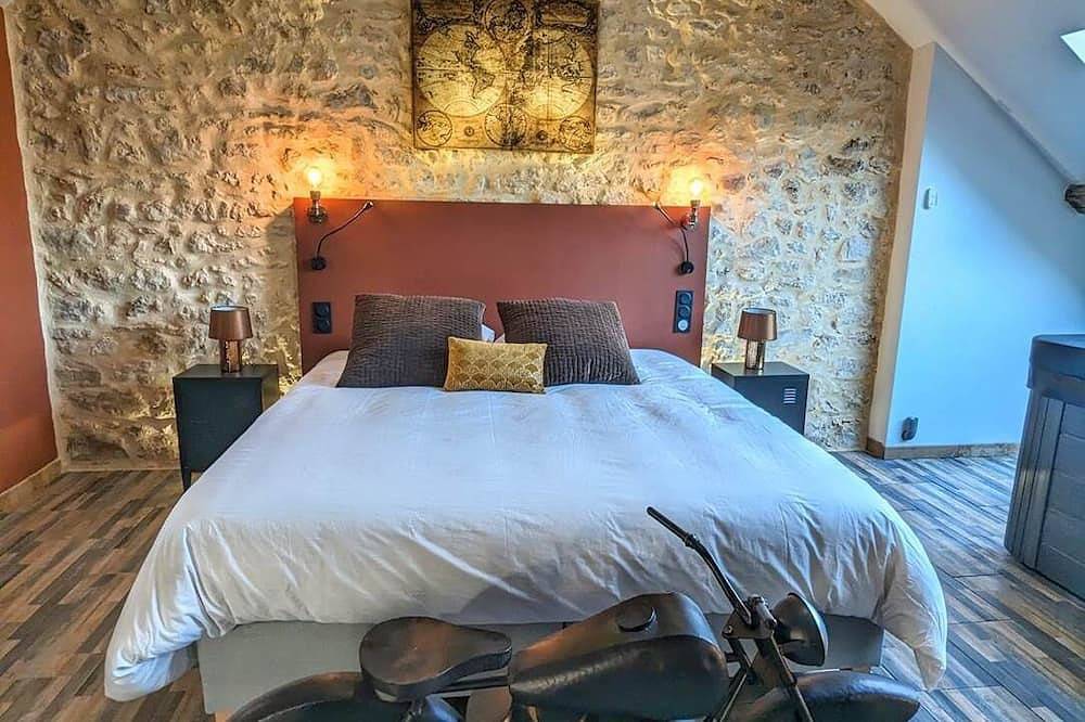 Chambre Industrielle Avec Jacuzzi Privatif Sous les Poutres in Treuzy-Levelay, Seine-et-Marne