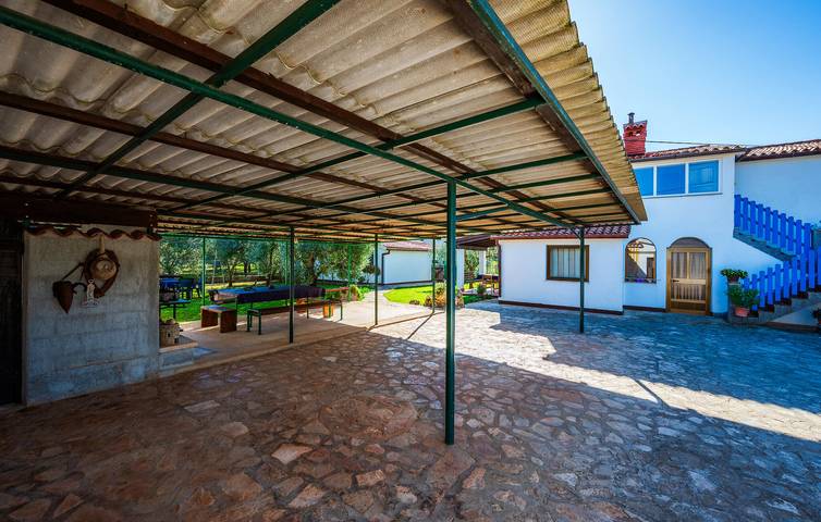 Gemütliche Ferienwohnung mit Terrasse, WLAN und Parkplatz in der Nähe des Stadtzentrums von Sisan in Sisan, Südküste Istrien