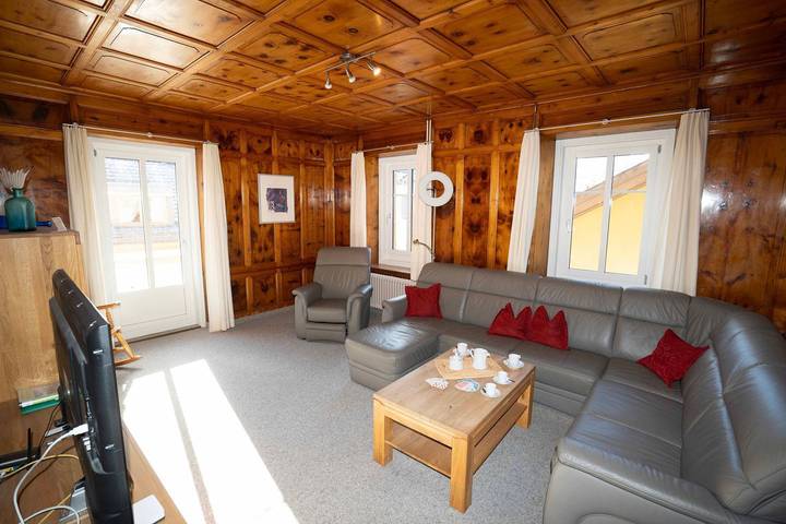 Vacation rental for 8 people, with yard in Engadin