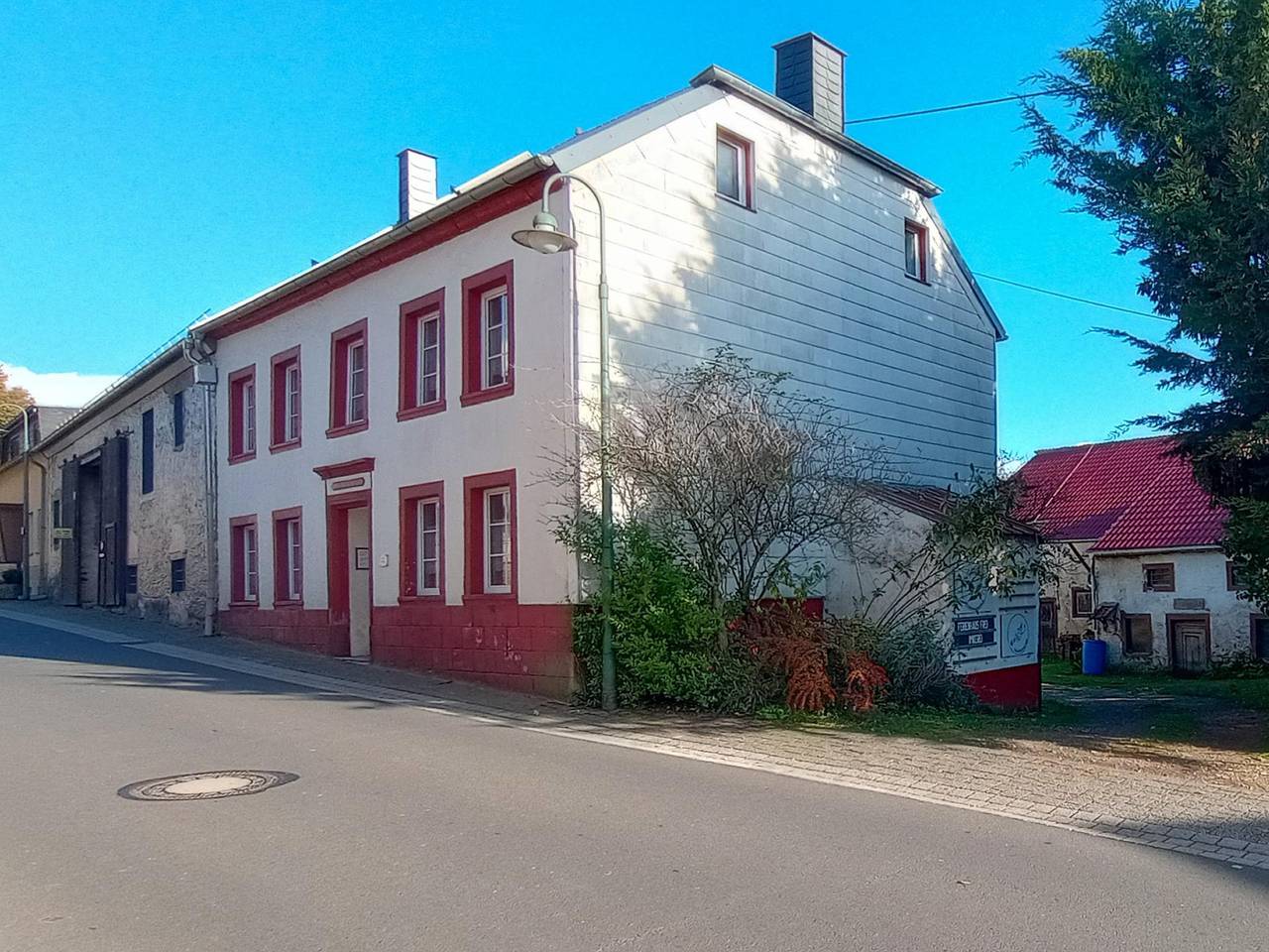 Typisches Eifelhaus mit schönem Garten

 in Nattenheim, Eifelkreis Bitburg-Prüm