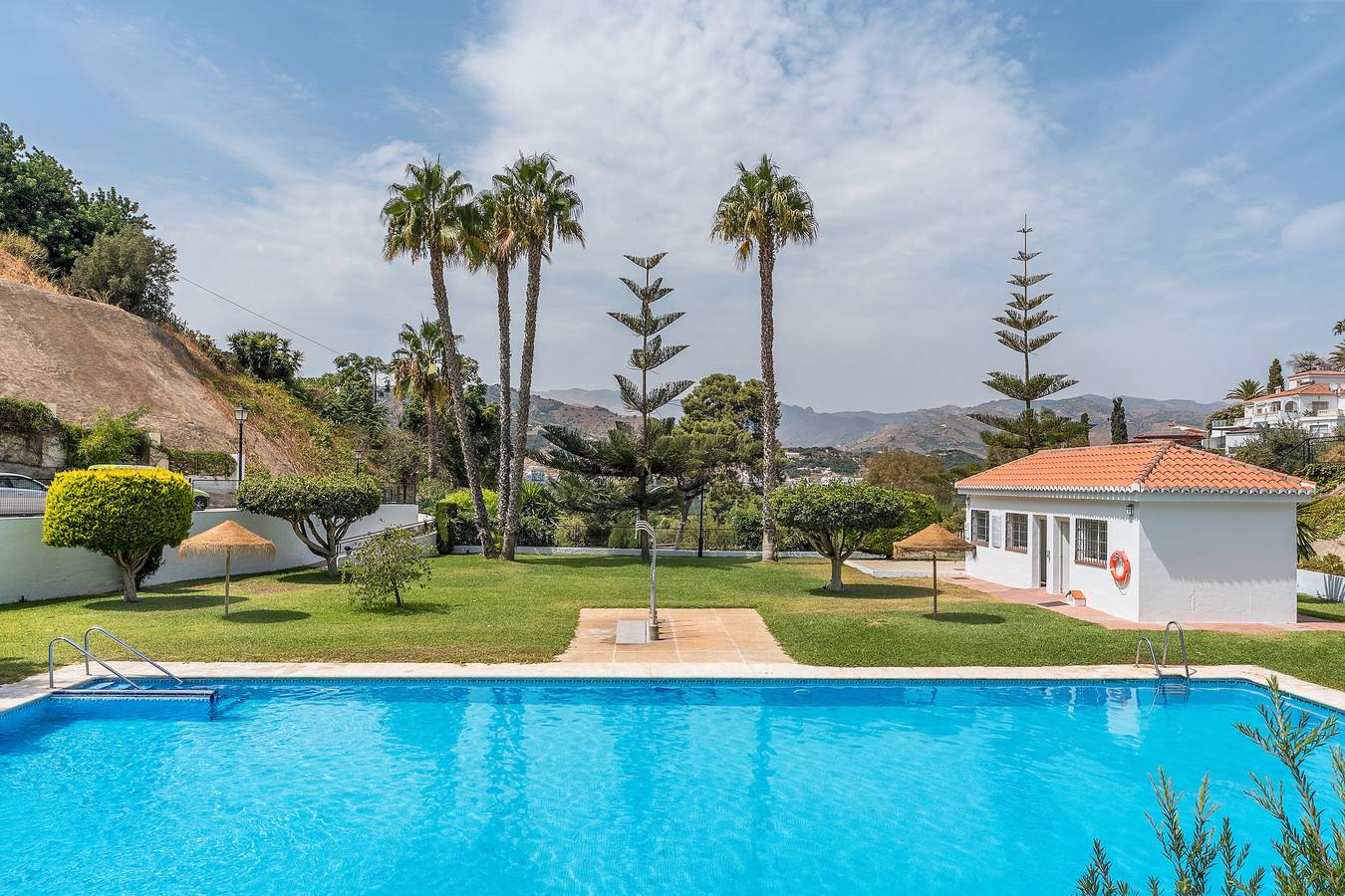 Vacation Home "Los Pinos Mar y Montaña" with Mountain View, Pool, Wi-Fi, Garden & Terrace in Los Pinos (Almunecar), Almuñecar