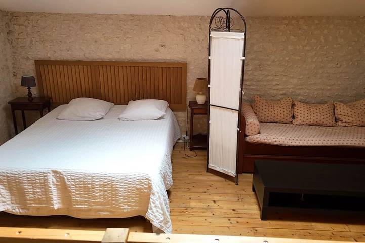 Gîte pour 2 personnes, avec Jardin et Piscine dans Montils - 2