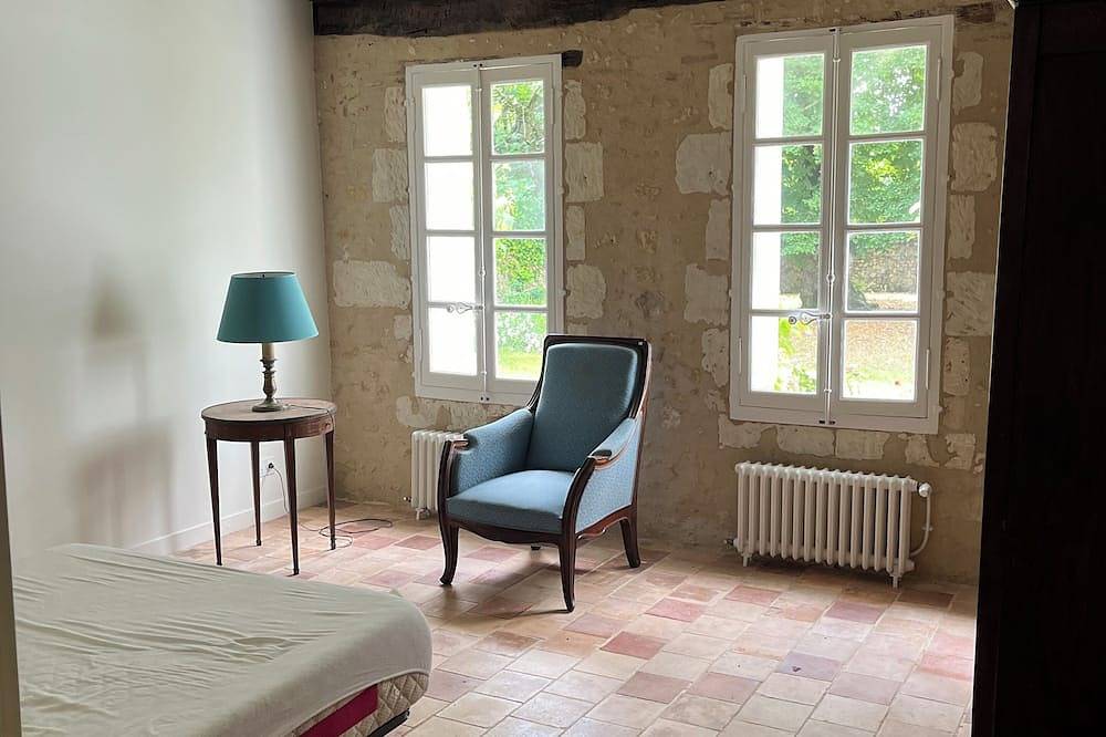 16th century priory, sleeps 11, large enclosed garden, near the Loire chateaux in Saint-Étienne-de-Chigny, Región de Tours