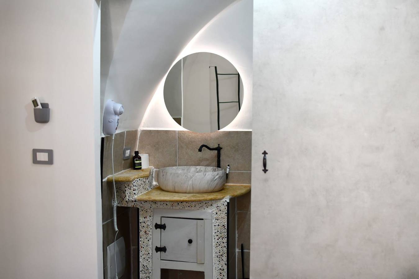Apartamento vacacional entero, Guest House Baronale - Guest House Baronale, appartamento di 27 mq sito nel cuore del Borgo Storico di Minturno, di fronte al Castello Baronale, a due passi dal parco e dal belvedere. Recentemente ristrutturato, dotato di tutti i comfort. Consta di una camera da letto matrimoniale e bagno. in Minturno, Provincia de Latina