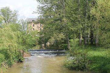 Cottage pour 2 personnes, avec terrasse ainsi que vue et jardin à Cercy-la-Tour