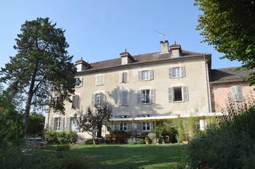Chambre d’hôte pour 15 personnes, avec piscine ainsi que jardin et vue dans l' Isère