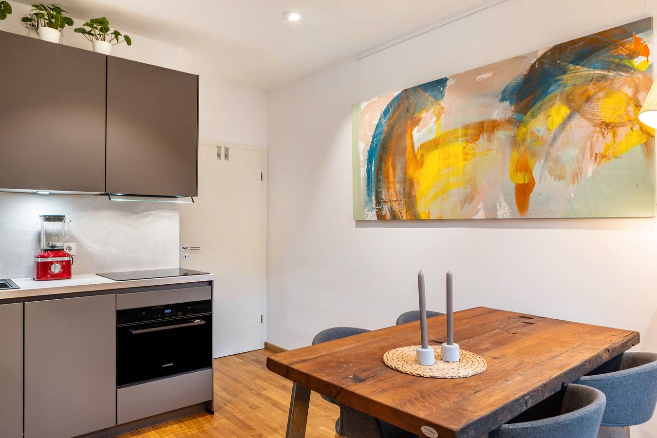 Apartamento entero, Apartamento vacacional 'Ederweg' con terraza privada y wifi in Bad Wilhelmshöhe, Kassel