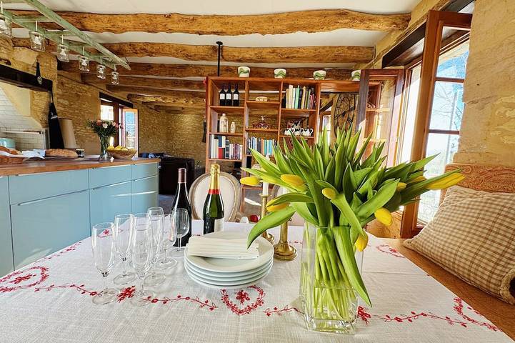Charming 2-bedroom cottage within a pretty sandstone courtyard with large pool in Saint-Cyprien (Aquitaine), Périgord Noir