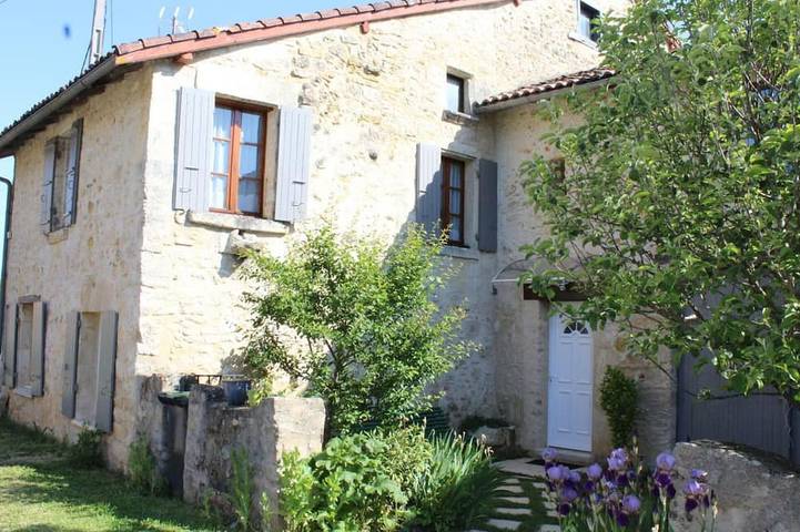 Gîte pour 6 personnes, avec jardin à Saint-Front-la-Rivière