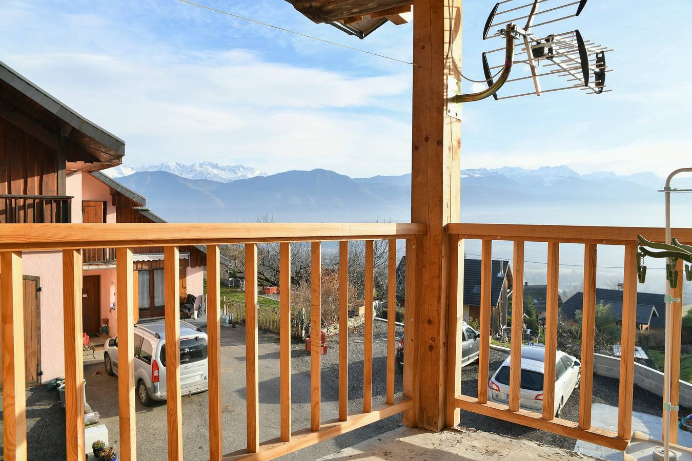 Maison de vacances 'La Source Du Bonheur' avec vue sur les montagnes, Wi-Fi et climatisation in Saint-Pierre-d'Albigny, Région de Chambéry