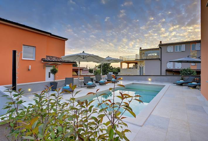 Herrliche Villa mit privatem Salzwasserpool und lokalem Lieferservice in Sisan, Südküste Istrien