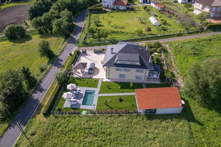 Location de vacances pour 14 personnes, avec Balcon et Jacuzzi ainsi que Terrasse et Jardin