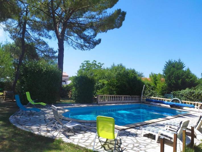 Location de vacances pour 4 personnes, avec vue ainsi que jardin et piscine à Saint-Julien-les-Rosiers