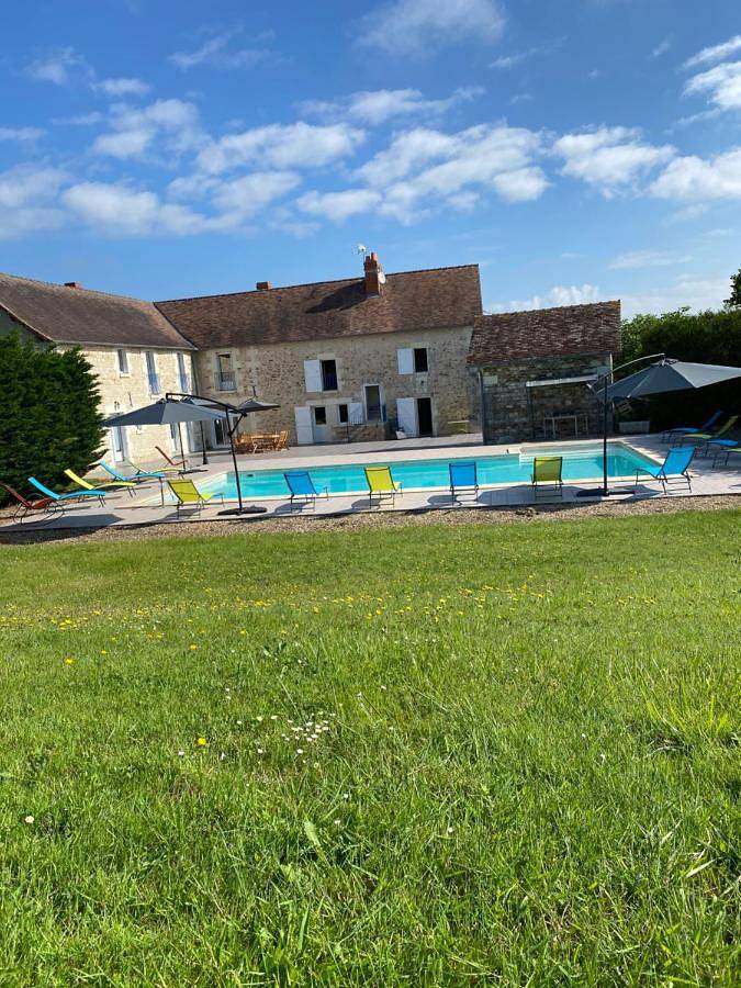 Location de vacances pour 6 personnes, avec sauna et piscine ainsi que jardin et jacuzzi à Oyré