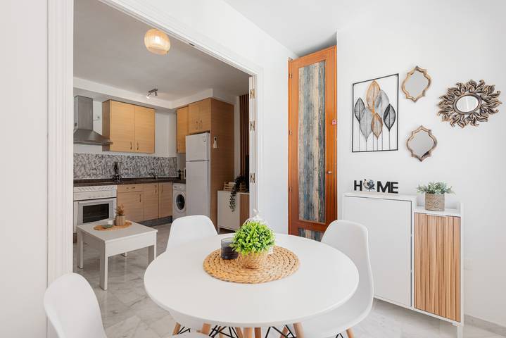 Entire apartment, Apartment 'Rd Berrocal' with Wi-Fi and Air Conditioning in Bailén-Miraflores, Malaga