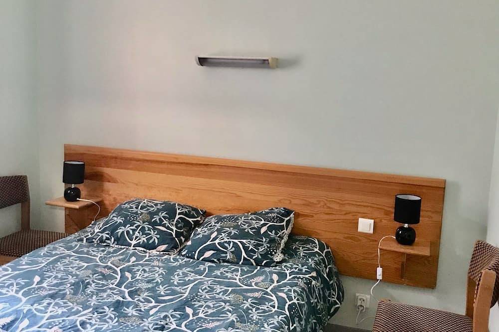 Chalet in vacation residence with view of the lot in Saint-Geniez-d'Olt-et-d'Aubrac, Massif Central