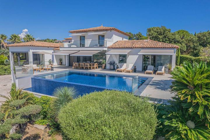 Gîte pour 8 personnes, avec piscine et jardin, adapté aux familles dans Golf Bluegreen Sainte-Maxime