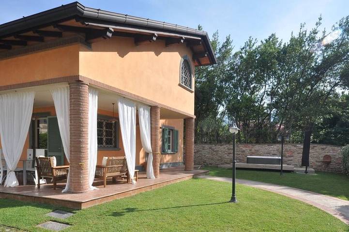 Ferienhaus für 12 Personen, mit Whirlpool und Garten sowie Pool und Sauna