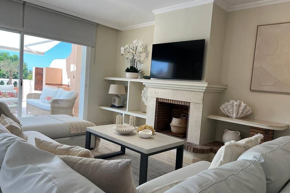 Entire apartment, Costa del sol penthouse 500m from beach w/oversized terrace in Sun Beach, Estepona