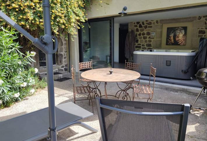 Gîte pour 4 personnes, avec jardin et jacuzzi ainsi que terrasse et piscine