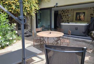 Gîte pour 4 personnes, avec terrasse et jacuzzi ainsi que piscine et jardin en Ardèche