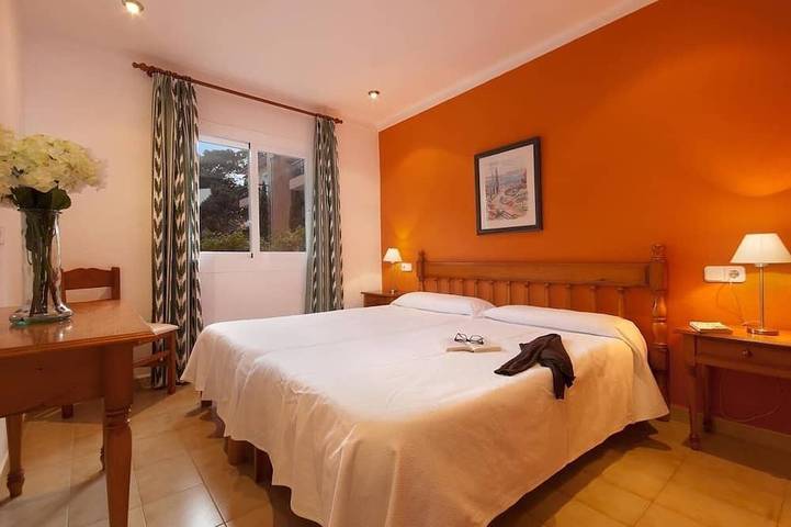 Ganze Wohnung, Apt. Nispero, A/C, Wifi, Gemeinschaftspool, Strand. 400 m, Fahrradraum in Cala Sant Vicenc, Pollença