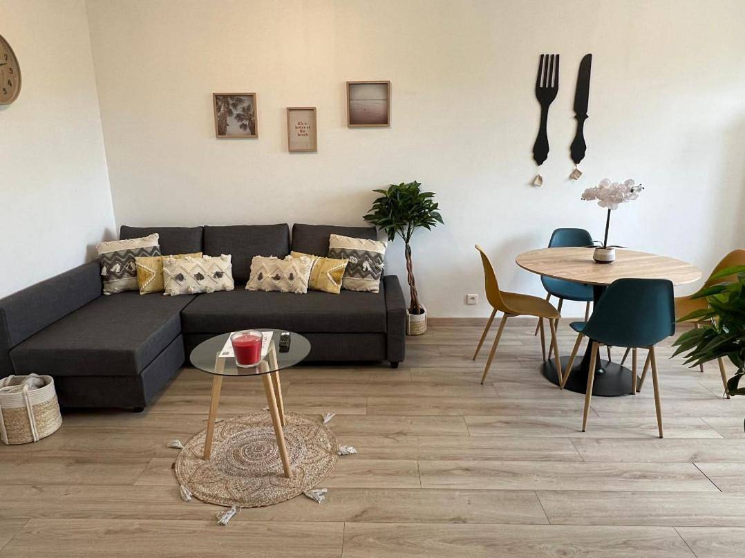 Appartement entier, Paris-Montrouge Magnifique Appartement 2 pièce de 36m2 - très cosy pour 1 à 5 personnes refait à neuf - Entire Apartment Luxurious And Warm - Montrouge Paris 14ème - Proche Aéroport Orly & Parc Expositions Porte de Versailles Free Wifi Gratuit in Montrouge, Hauts-de-Seine