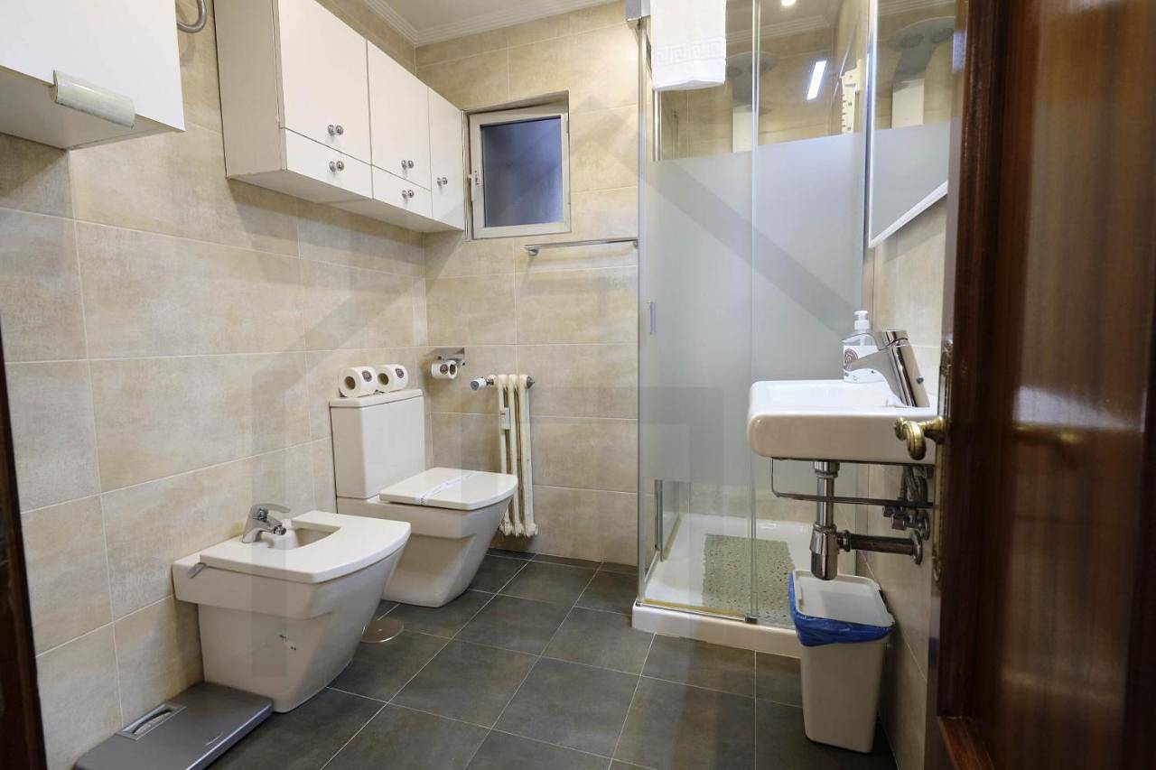 Apartamento entero, Ático Quintana I - con terraza, vistas a la ciudad, en el centro, con Wifi y garaje in Oviedo, Cordillera Cantábrica