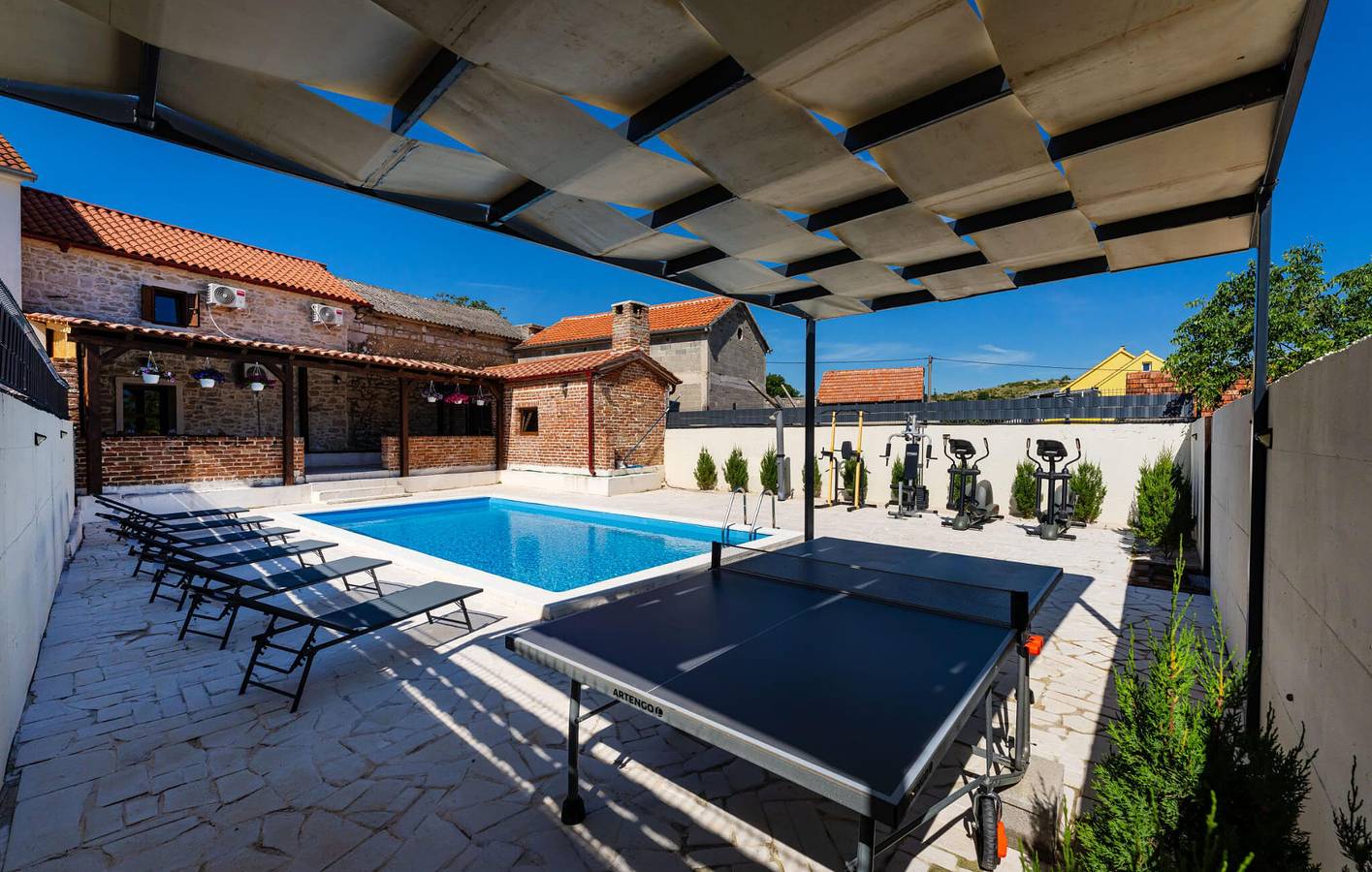 Gemütliche Wohnung mit Pool, WLAN und Parkplatz in Küstennähe in Novigradsko More, Zadar