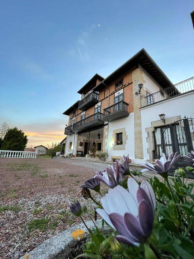 Hotel para 3 personas, con vistas además de jardín y terraza - 1