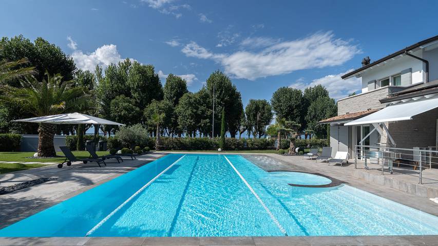 Villa für 8 Personen, mit Balkon und Garten sowie Sauna und Seeblick in Sirmione