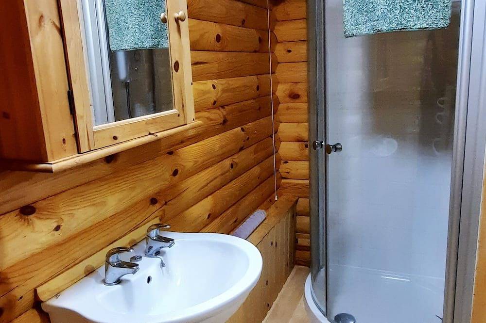 Redwood Lodge: unwind in your very own log cabin in Sandhurst (Berkshire), Berkshire