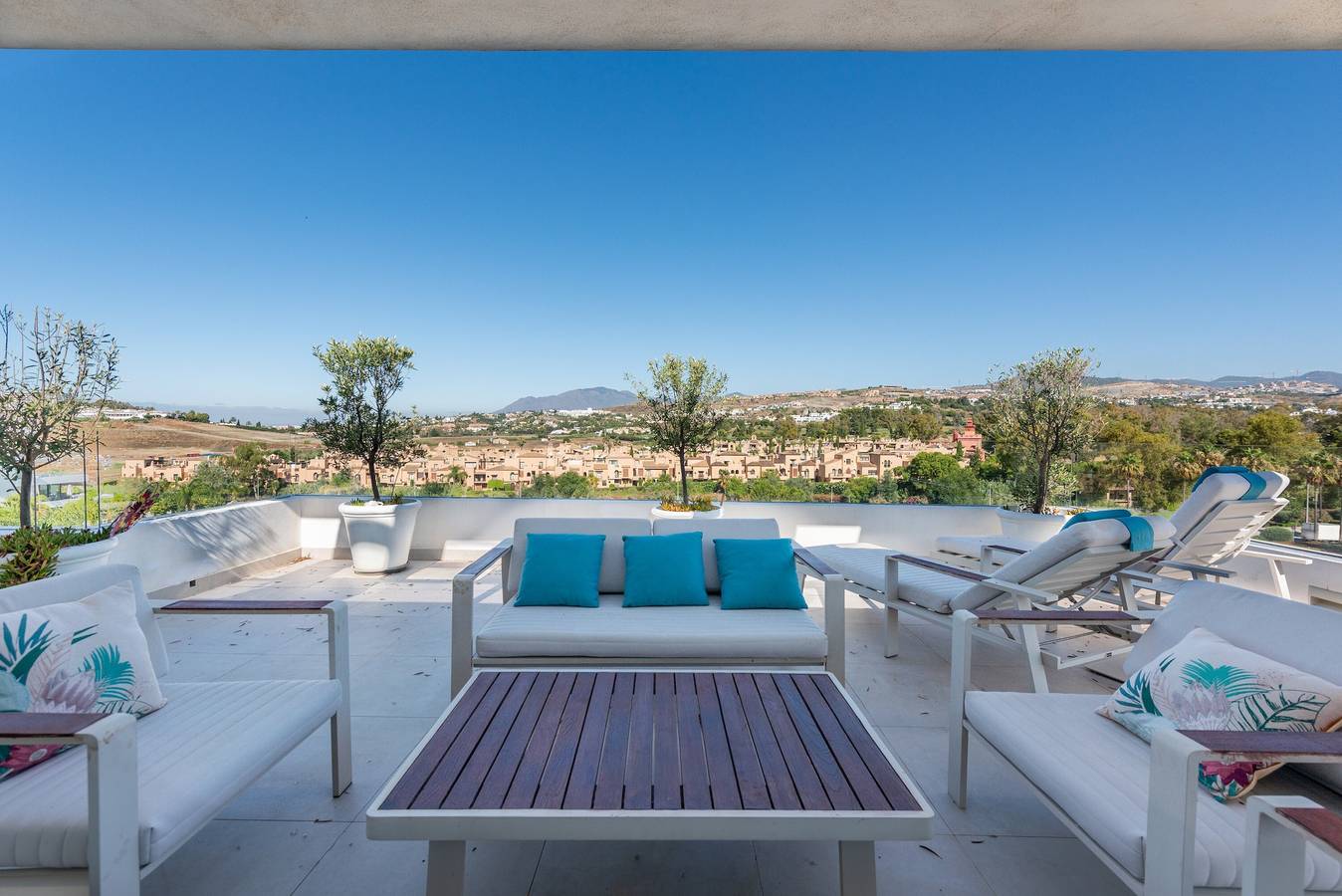 Apartamento inteiro, Apartamento 'Cataleya 6, Atico 3-B' com vista para a montanha, Wi-Fi e ar condicionado in Urbanización Márquez de Atalaya, Estepona