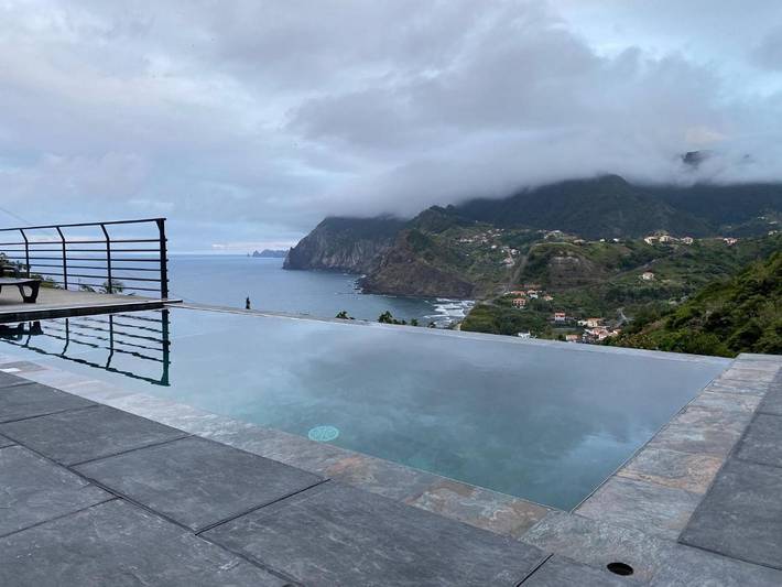 Location de vacances pour 6 personnes, avec terrasse ainsi que vue et piscine à Porto da Cruz - 2