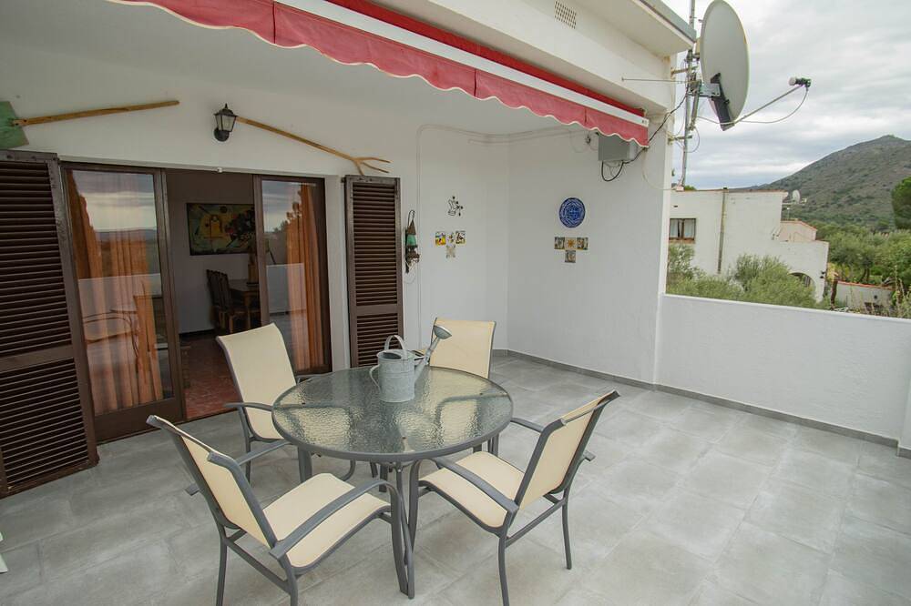 Appartement entier, Vue sur la mer, parking, Wifi, caméras sur la terrasse 25 m2, jardin de 1000 m2 in El Mas Fumats, Roses