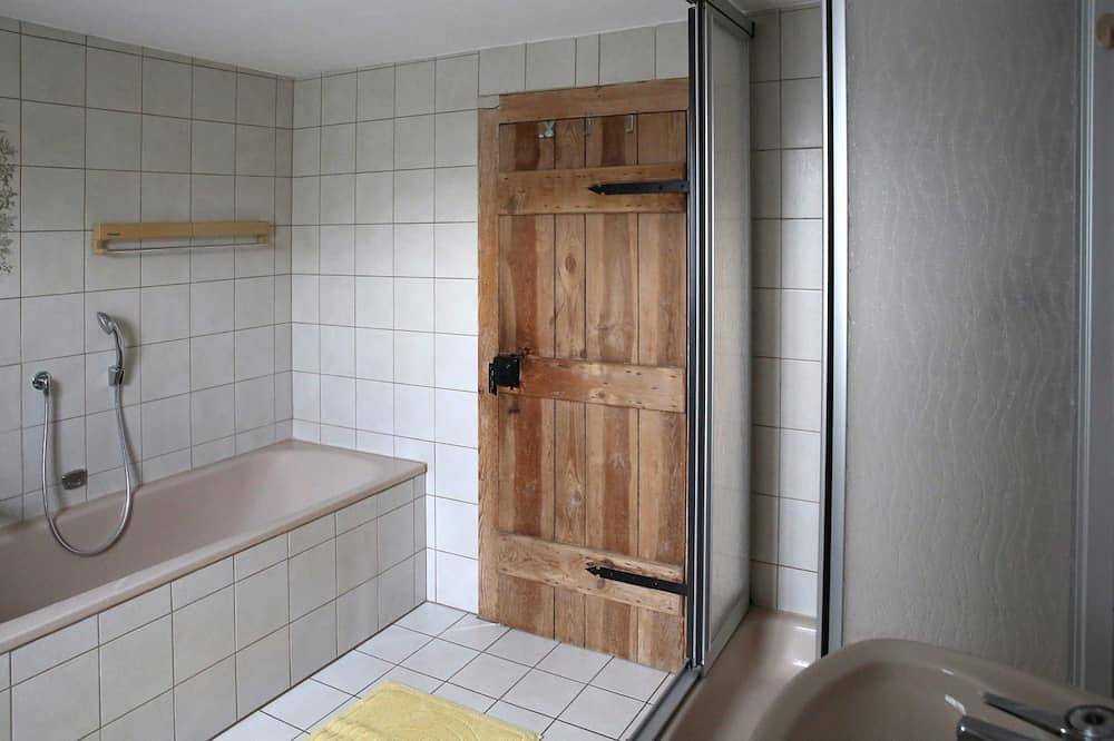 Ganze Wohnung, Historisches Odenwälder Haus mit Haus Elztalblick - Ferienwohnung A in Mudau, Neckar-Odenwald-Kreis