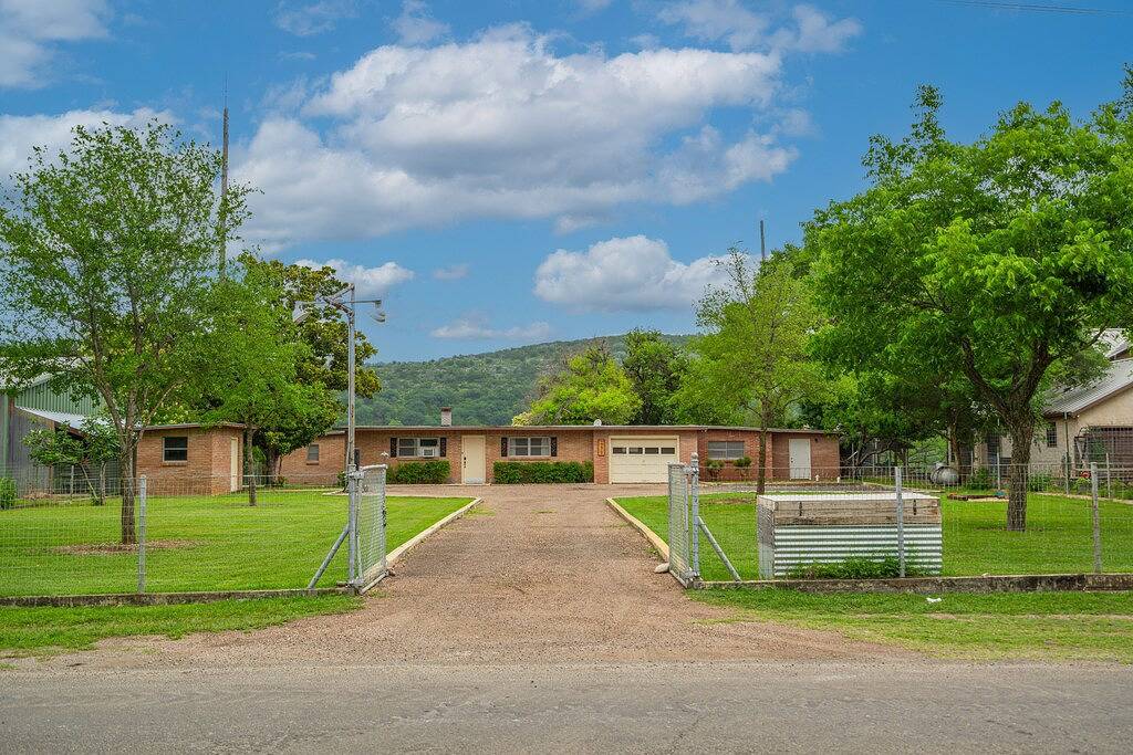 Haus am Flussufer an der River Road in Concan, Uvalde County
