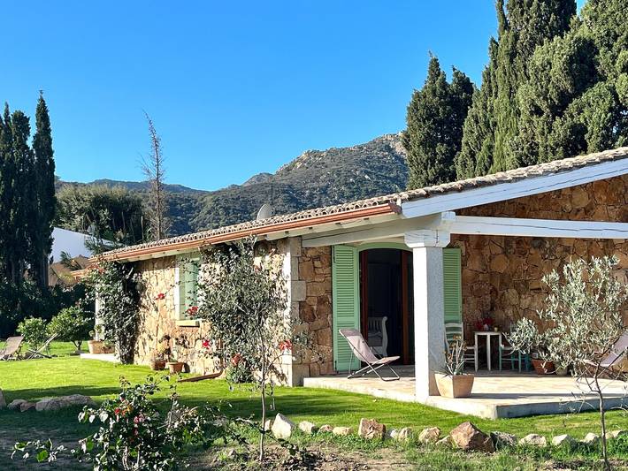 Villa 'Alzoni' with Mountain View, Wi-Fi and Air Conditioning in L'Alzoni, San Teodoro