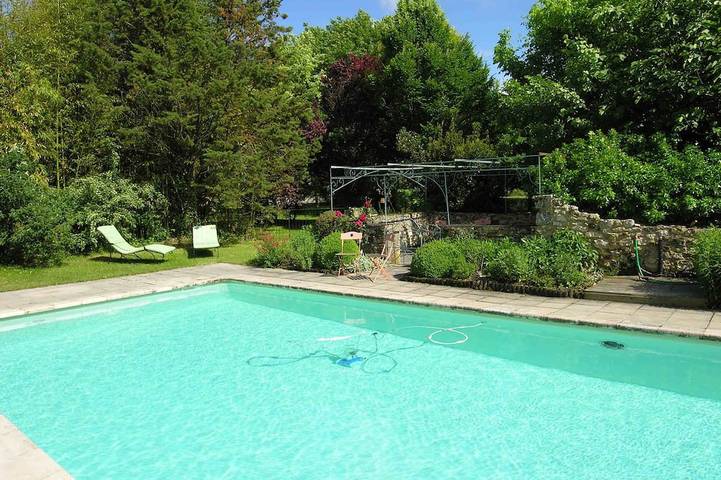 Location de vacances pour 8 personnes, avec Terrasse ainsi que Jardin et Piscine à Montaut (Dordogne)