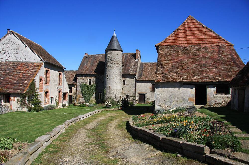 Château de vacances français avec piscine de luxe situé dans la beauté rurale et la tranquillité in Brigueil-le-Chantre, Vienne (France)
