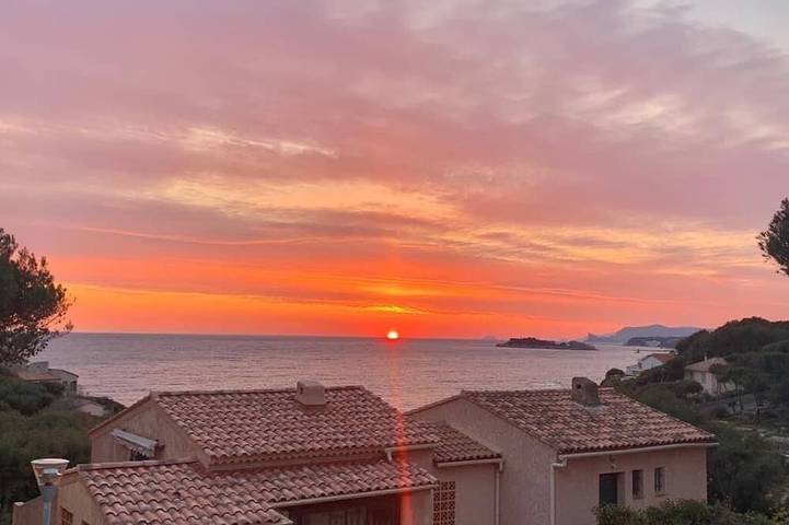 Entire apartment, Apartment type villa in Sanary sea view, 150m from the beach with Jacuzzi plus parking in Sanary-sur-Mer, Mediterranean Coast (France)
