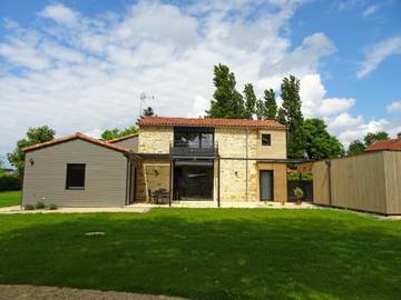 Gîte pour 6 personnes, avec jardin à Bourneau