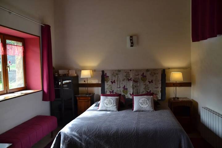 Bed & Breakfast „Chambre D'hôtes La Framboisine“ mit Gemeinschaftsterrasse und -garten in Bourgvilain, Mâcon und Umgebung