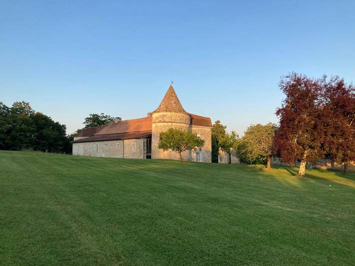 Location de vacances pour 15 personnes, avec Terrasse et Jardin ainsi que Piscine et Vue à Saint-Martial-Viveyrol